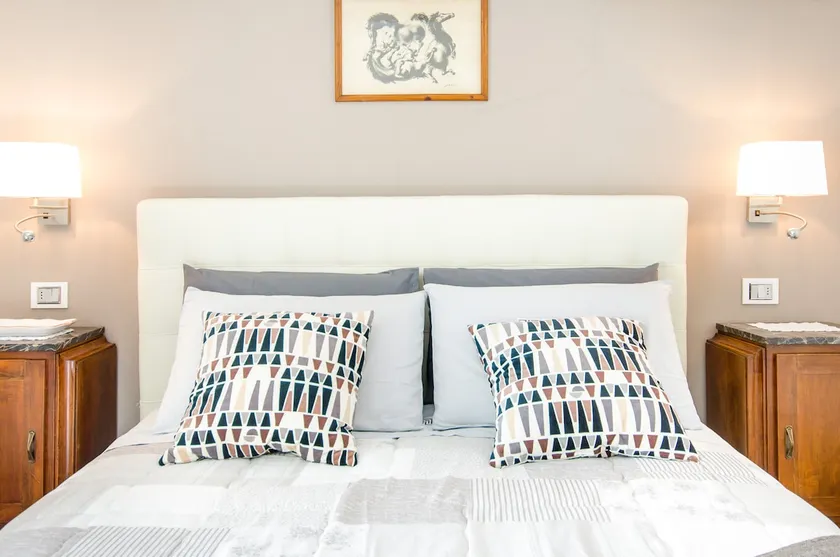 Cottage with vintage touches near the lakefront - Image 1