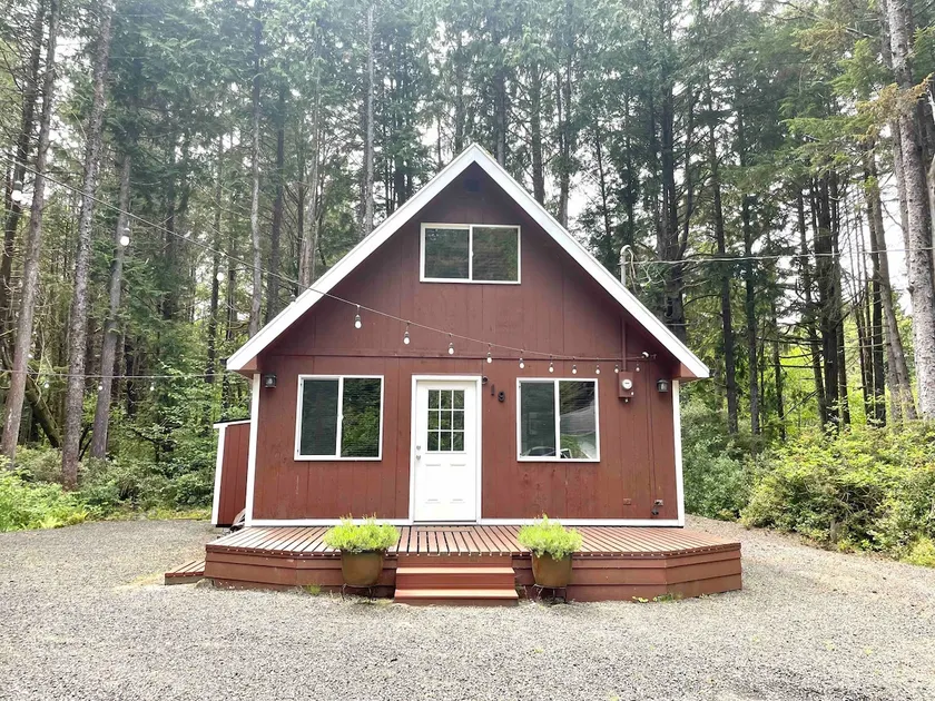 Woodsy Beach Cottage - Image 1