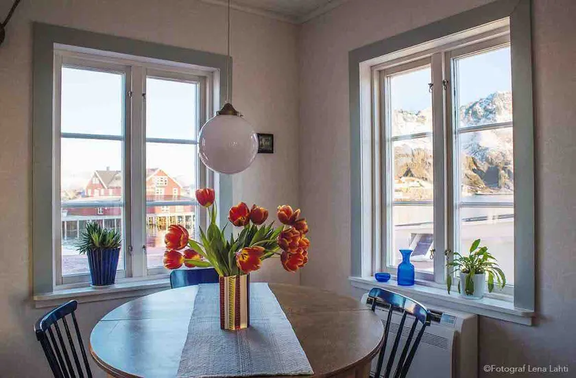 Mid-Century Seaside Retreat in Henningsvær Harbor - Image 1
