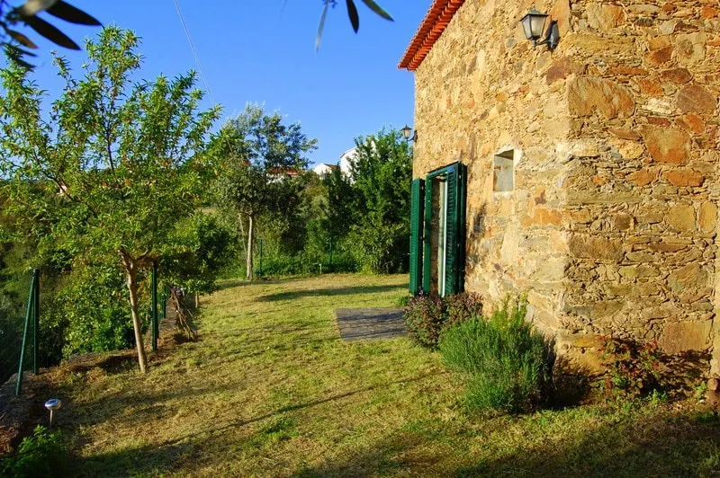 Tranquil stone cottage by lovely lake. - Image 1