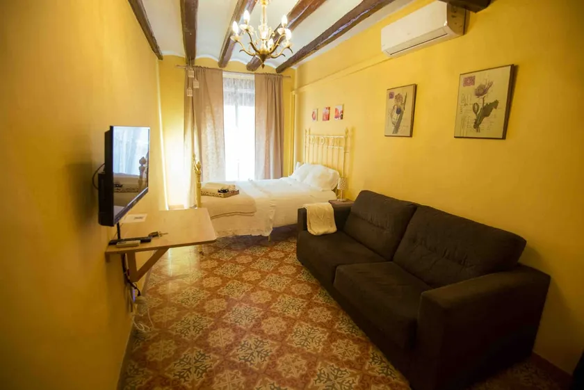 Cute 1 bedroom unit in a charming medieval town - Image 1