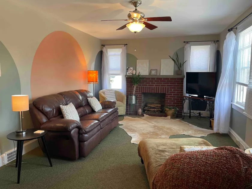 Private 2 Bedroom Apt with bike storage 1 mile to the GAP and C&O Canal /  - Image 1