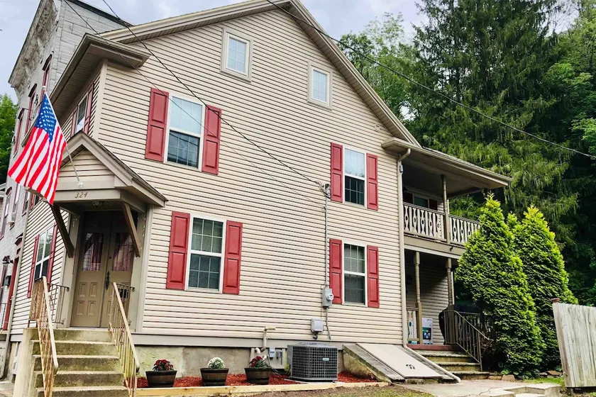 Switchback House- West Broadway with parking! - Image 1