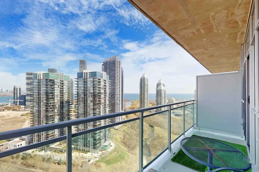 Luxury 2BDR modern private condo in Toronto - Image 1