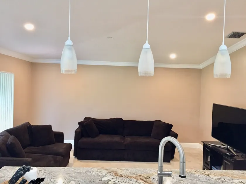 LUXURY home mins to HARD ROCK STADIUM/CASINO/MALLS - Image 1