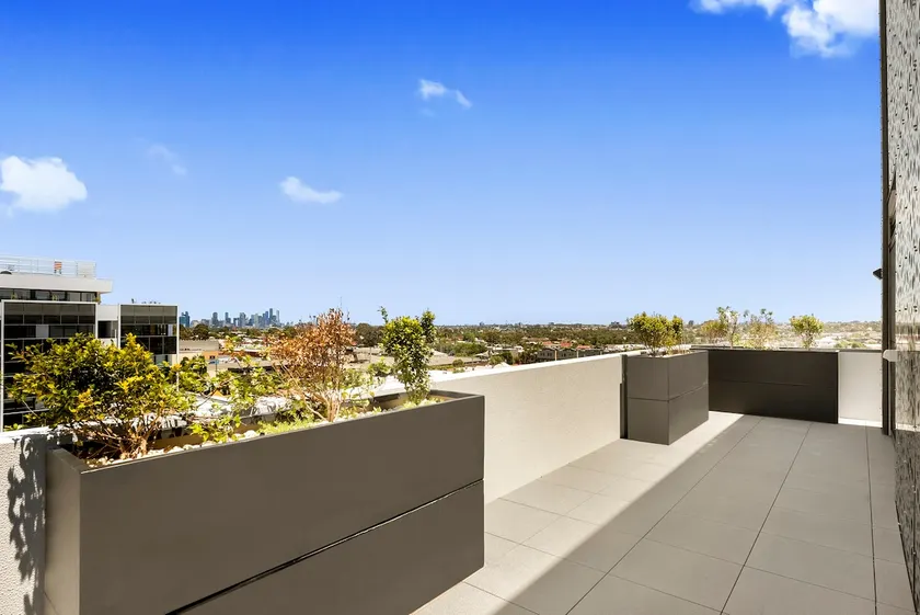 New Spacious 2 Bedroom With Gorgeous City Views - Image 1