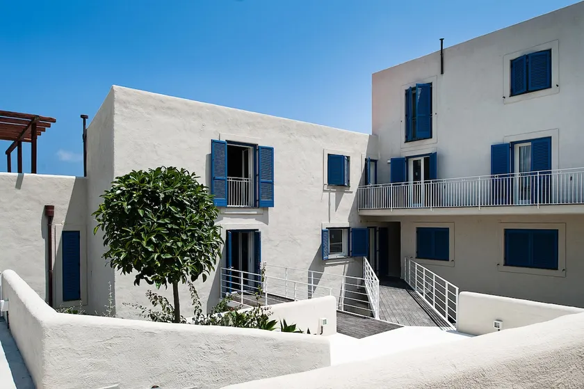 Aeolian-style apartment with side sea view - Image 1