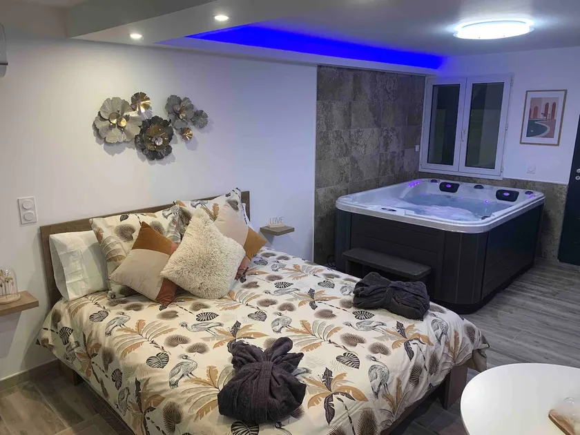 Cozy jacuzzi - Image 1