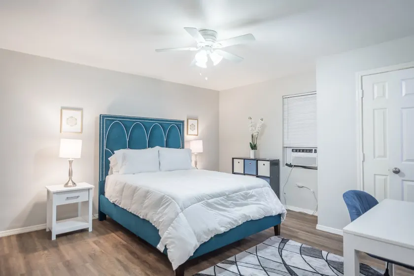 💚The Pecan 🧡Junior Suite Central McAllen Fast WiFi - Image 1