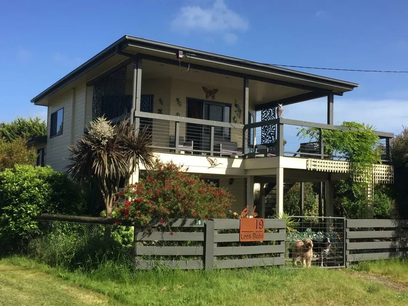 4 bedroom house with veranda views and beachy feel - Image 1