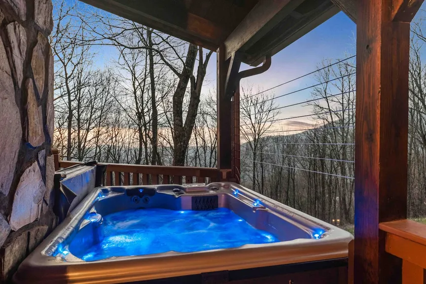 Mountain Serenity: JACUZZi, Views & Luxury - Image 1