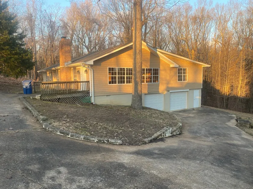 Sardis Lake house yards from the water - Image 1