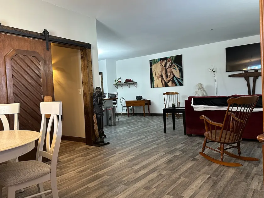 Adult retreat! One bedroom suite w/Pull out couch. - Image 1