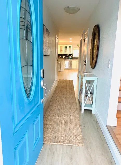 Sunny Beach House — steps to beach & restaurants! - Image 1