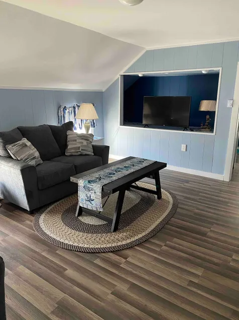 Lovely 3 bedroom, upper level with a deck. - Image 1