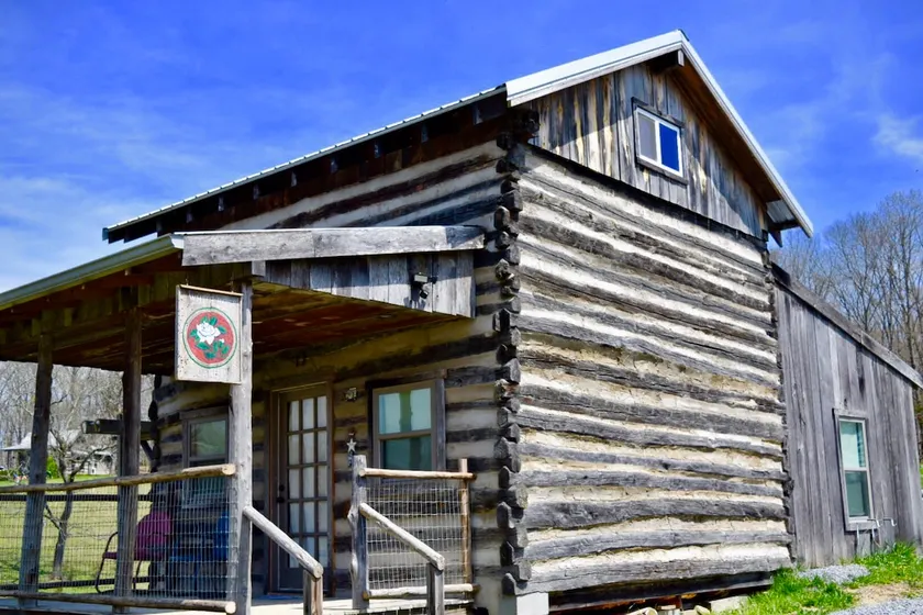 Spring Creek Place Cabins - White Rose Cabin - Image 1
