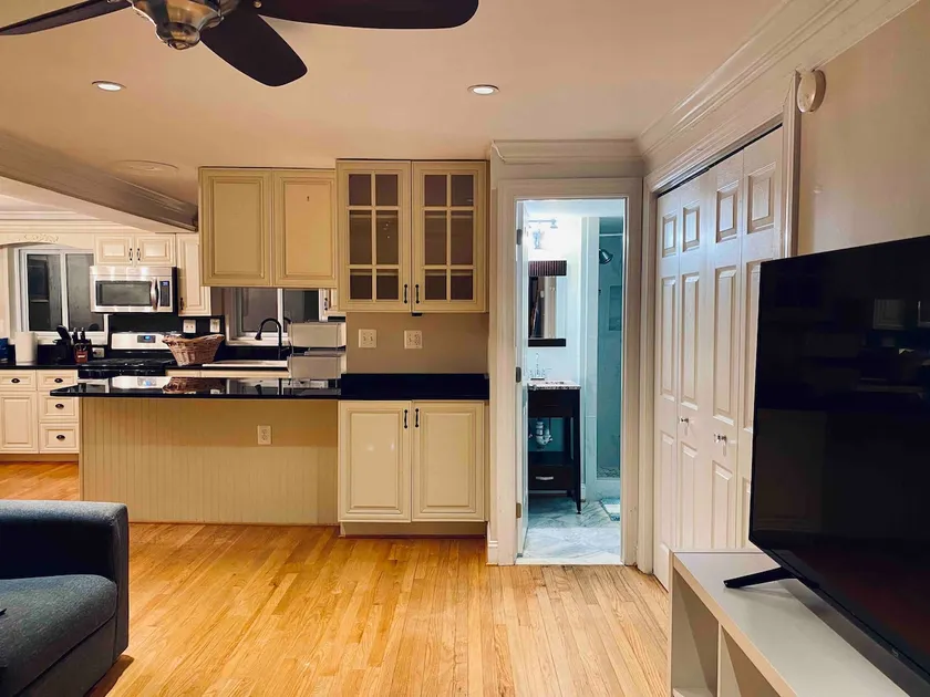 3BR Central Fairfax home; weekly/monthly discount - Image 1