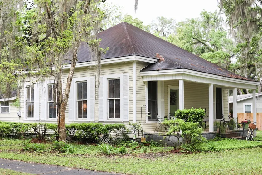 The Knotted Oak Cottage- Fenced & Dog Friendly - Image 1
