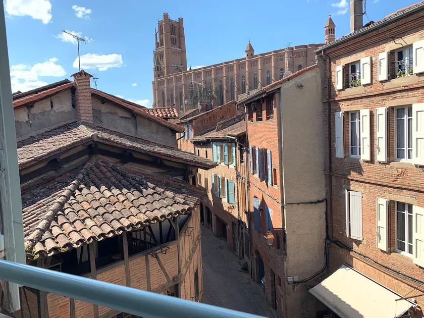 Heart of town apartment with cathedral view - Image 1