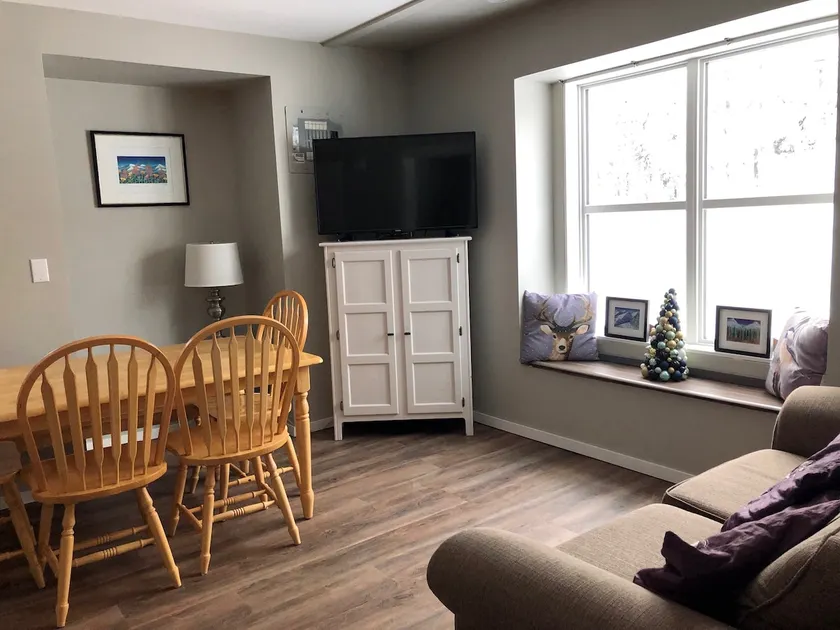 Private Suite on the Knoll - pet friendly, hot tub - Image 1