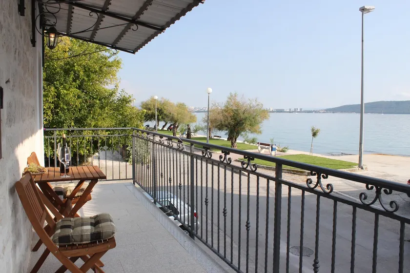 Apartment in stone house on seaside - Image 1