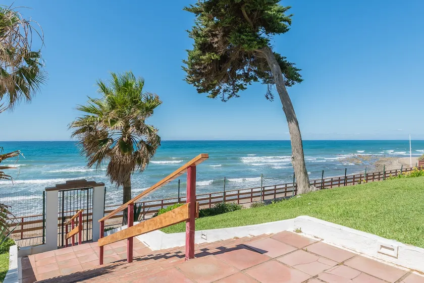 Suite Antonova, first line Calahonda beach - Image 1