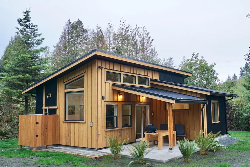 Zephyr Cottage & Sauna-West Coast Living in Sooke - Image 1