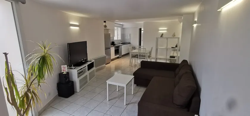 Modern furnished 2-room apartment, parking, garden, all comforts - Image 1