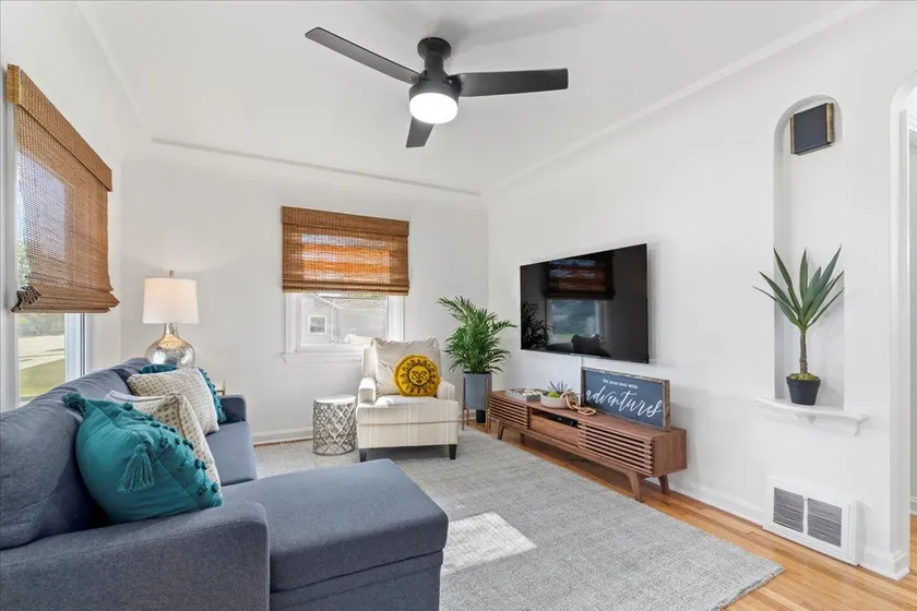 Charming 2-bedroom, 1-bath bungalow near downtown - Image 1