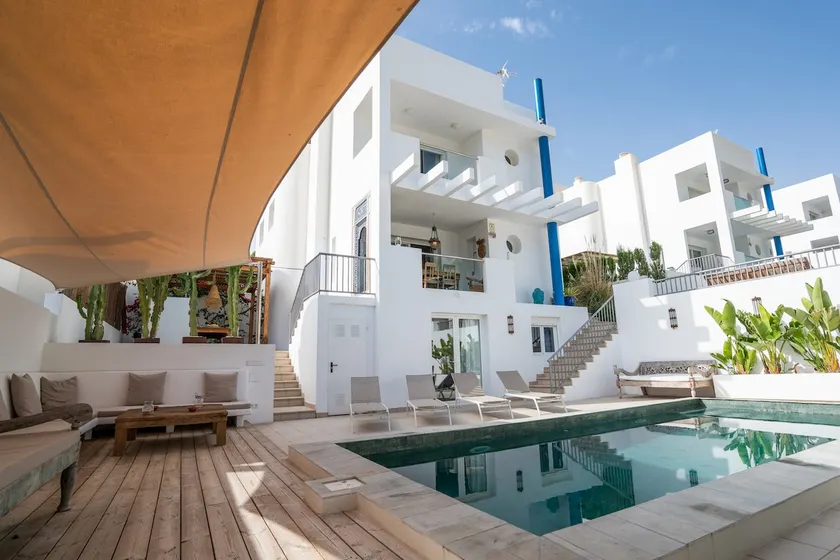 Modern house with private swimming pool - Image 1