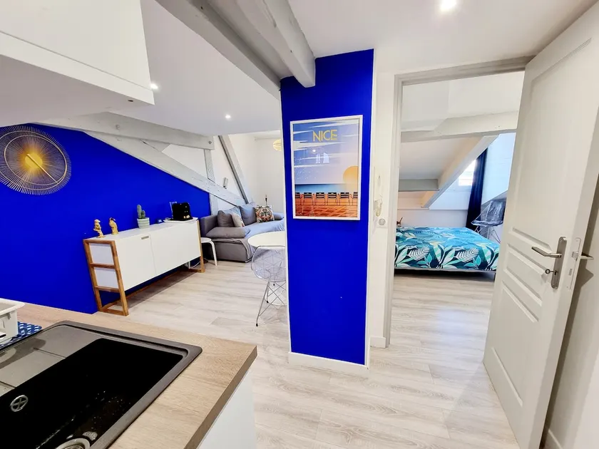 hyper center, top floor, small balcony. - Image 1