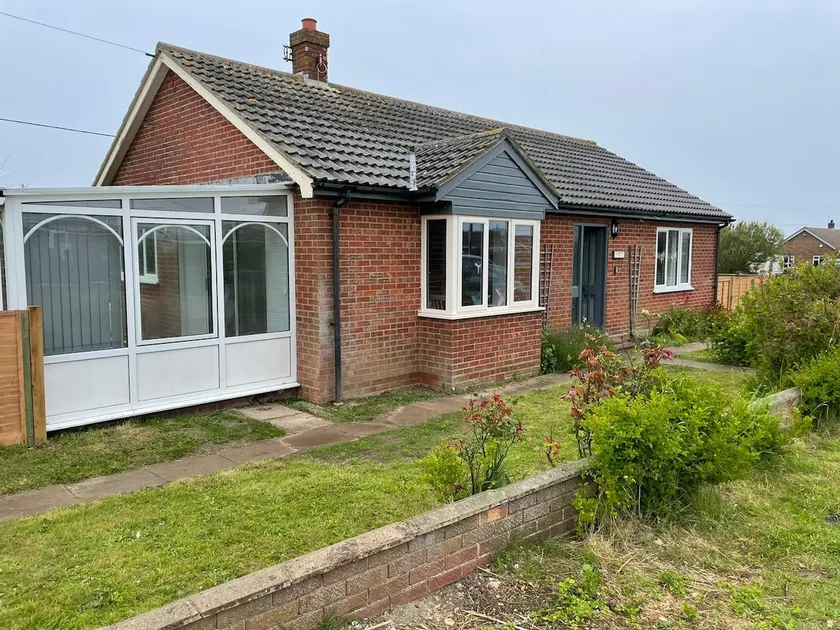Entire Bungalow, 2min walk from the beach - Image 1
