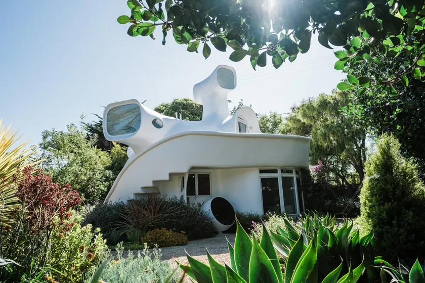Unique Sculptured House with Private Beach Access - Image 1