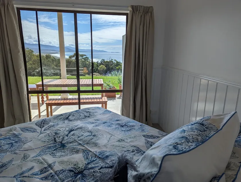 Denison: Self Contained Unit at Ocean View Bicheno - Image 1