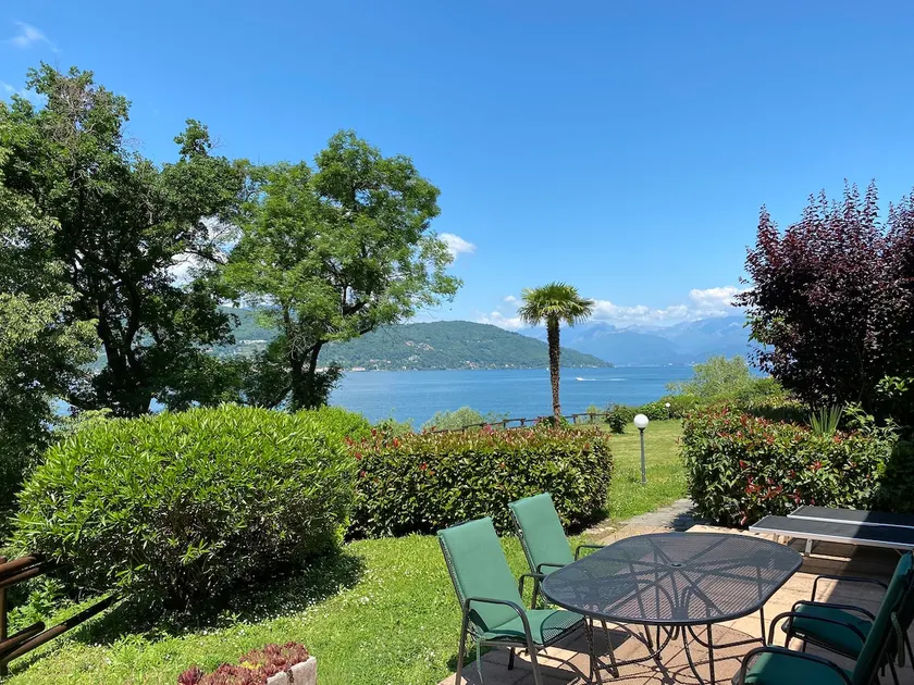 Lakefront house with pool and private garden - Image 1