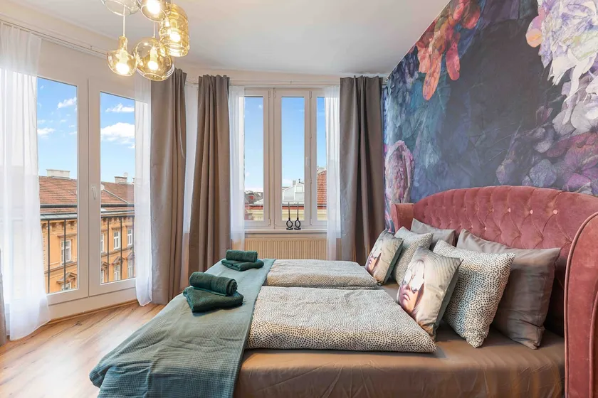 Royal Loft View 4BR | Rooftop | Balcony | Netflix - Image 1