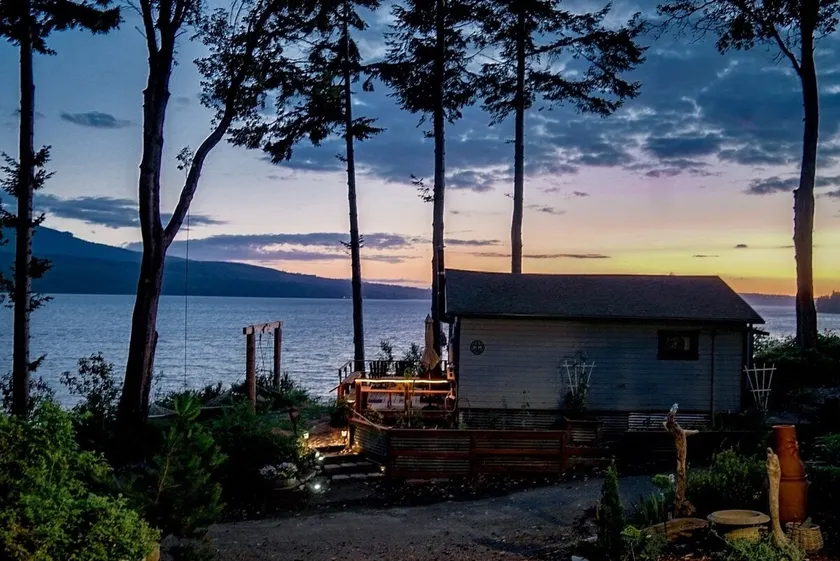 Historic Discovery Bay Beach Cabin Stunning Views - Image 1