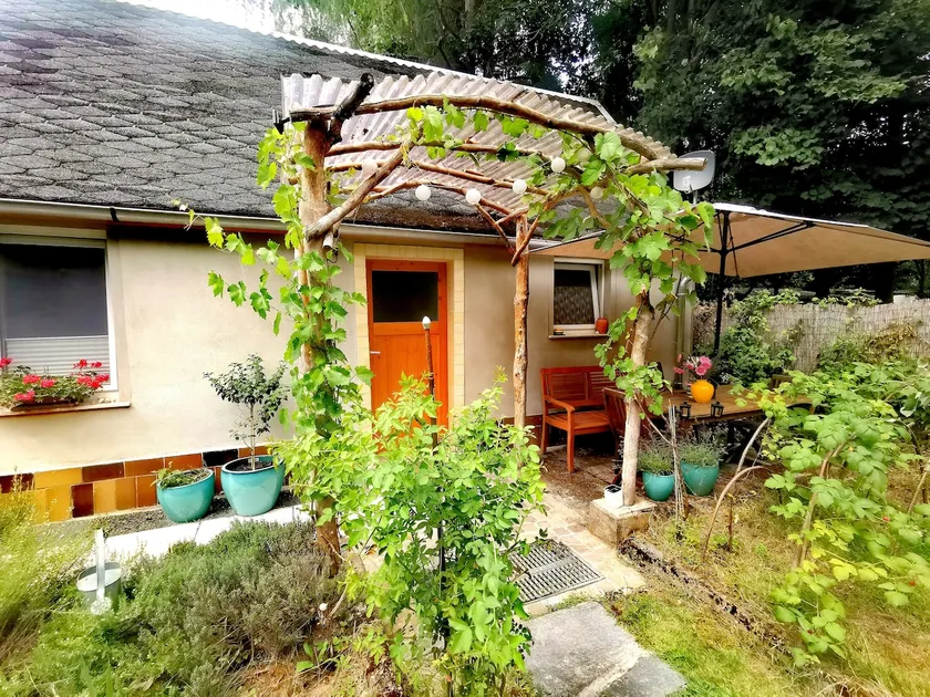 Small house with garden in the vineyards - Image 1