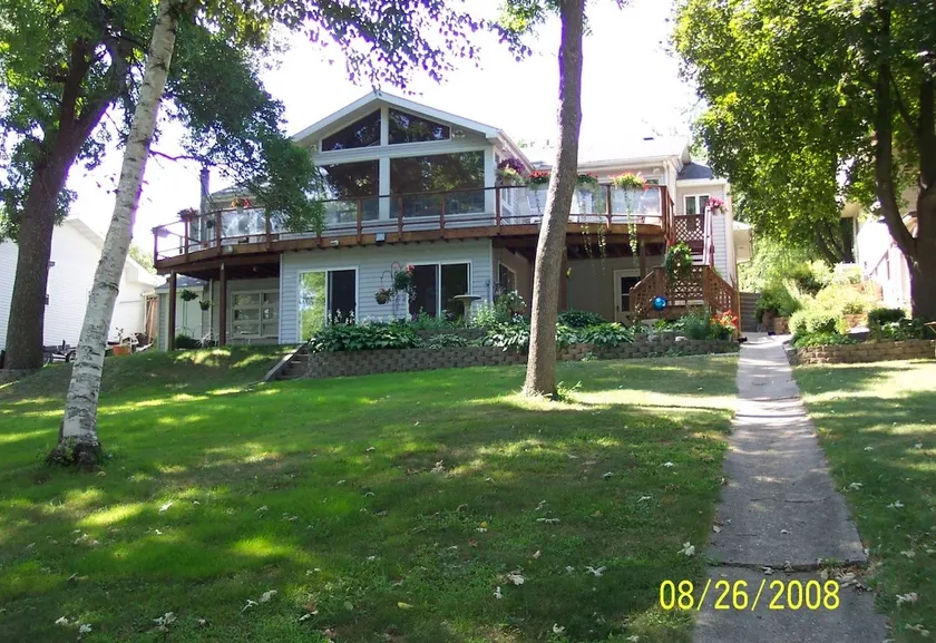 Comfortable lakeview living space. A Fairmont gem. - Image 1