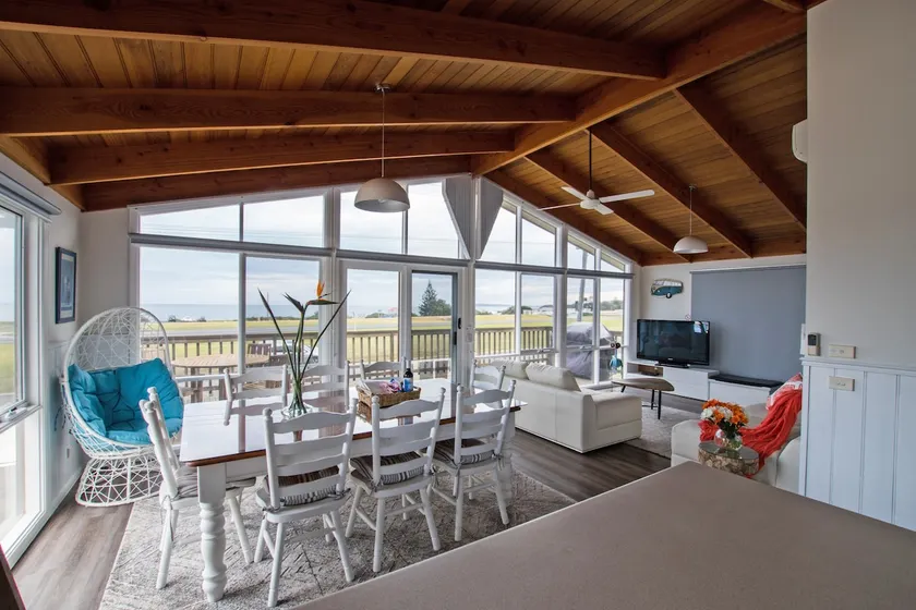 Killy Views Stunning Waterfront Pet Friendly Fireplace Free EV Charger 7 kW - Image 1