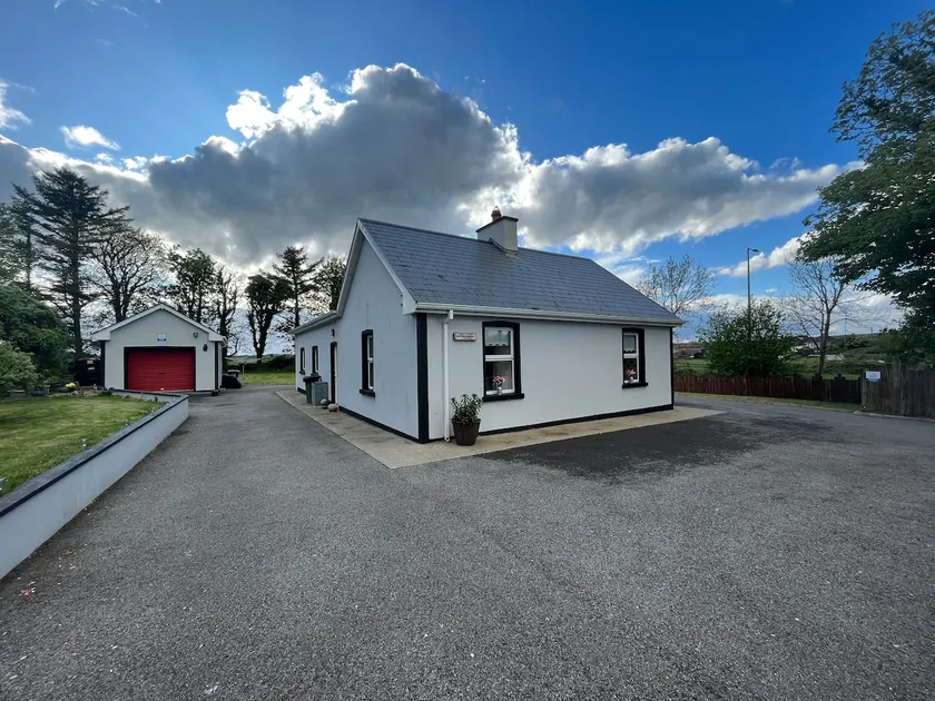 Ideally located 3 bedroom bungalow - Image 1
