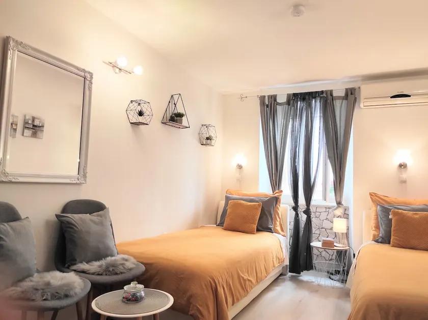 Room with two single beds AS - Image 1