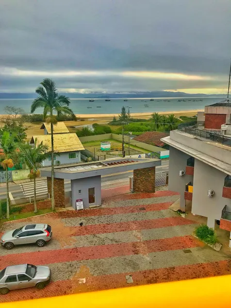 Beachfront apartment in Ponta das Canas - Image 1