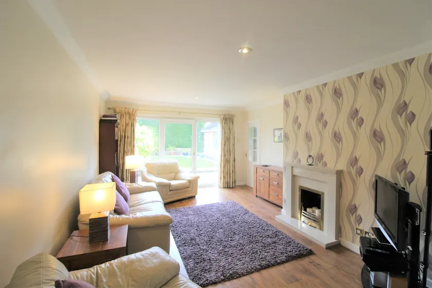 Spacious bungalow - private secure garden - sleeps up to 6 - Image 1