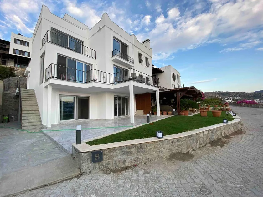 Gündoğan Seafront villa with parking lot and pier - Image 1