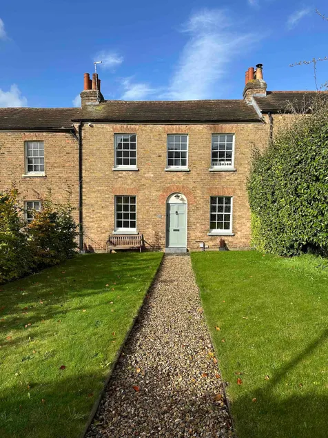 Cosy cottage in the heart of Taunton with parking - Image 1