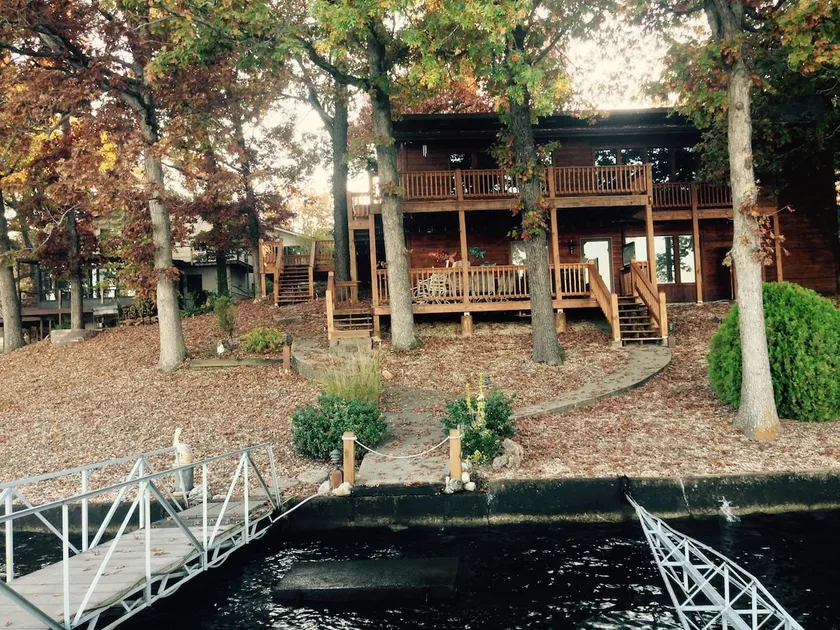 Panoramic lakefront views at the waters edge 10mm - Image 1