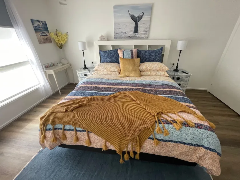 3 mins walk to Dromana Beach, King & Queen bed - Image 1