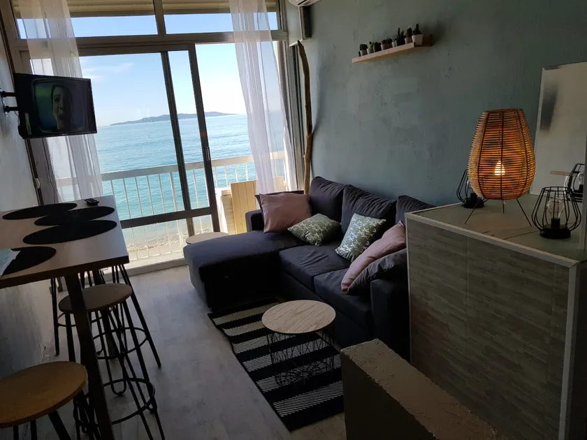 EXCEPTIONAL LOCATION RIGHT BY THE WATER - Image 1