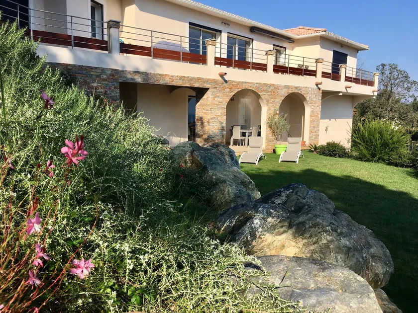 Charming 3-bedroom between sea and mountain - Image 1